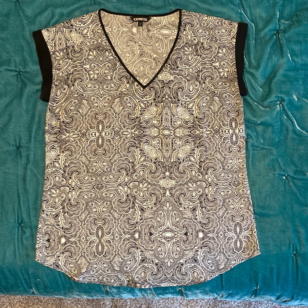 Express v-neck in paisley print